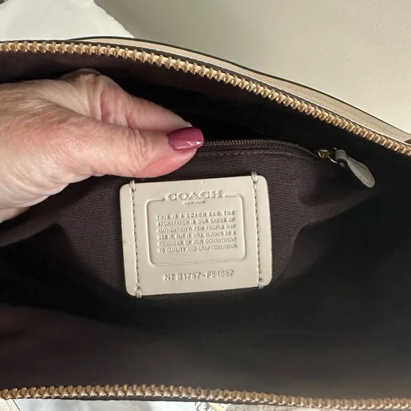 Coach Off-White Leather Shoulder Bag - Picture 6 of 10